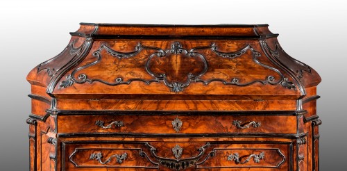 Furniture  - Chest of drawers veneered in walnut