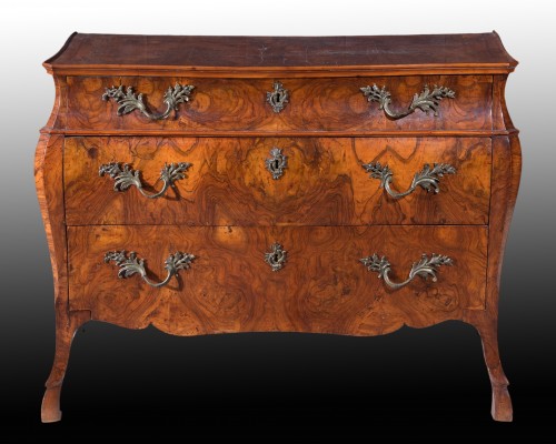 Paire de commodes plaquées de noyer, Lombardie, seconde moitié du XVIIIe siècle - Mobilier Style Louis XVI