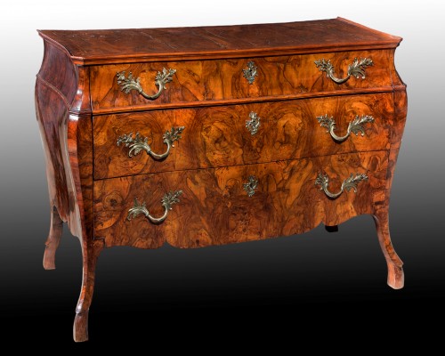 XVIIIe siècle - Paire de commodes plaquées de noyer, Lombardie, seconde moitié du XVIIIe siècle