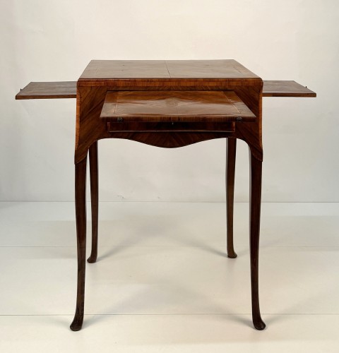 Haut bureau en placage de noyer, Vénétie, seconde moitié du XVIIIe siècle - Mobilier Style Louis XVI