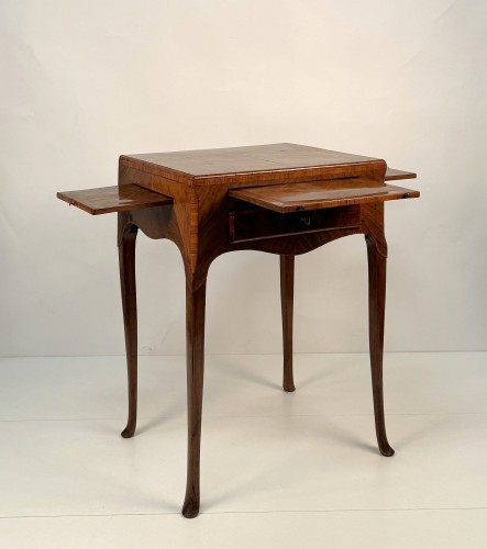 Mobilier Bureau et Secrétaire - Haut bureau en placage de noyer, Vénétie, seconde moitié du XVIIIe siècle
