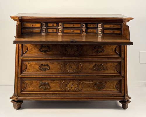 Commode en noyer partiellement plaquée, fin du XVIIe siècle - Mobilier Style 