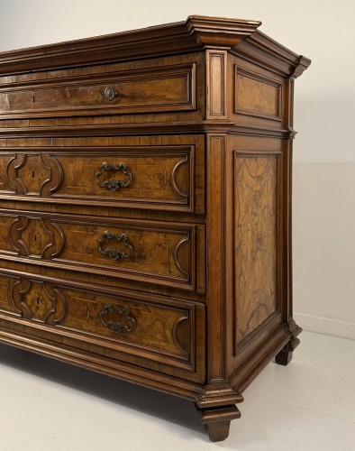 XVIIe siècle - Commode en noyer partiellement plaquée, fin du XVIIe siècle