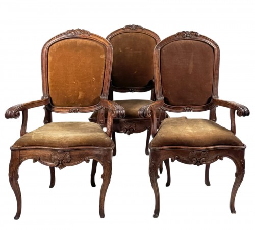 Trois fauteuils en noyer, milieu du XVIIIe siècle