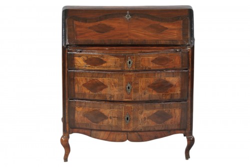 Bureau veneered in walnut and walnut briar, Piedmont, 18th century