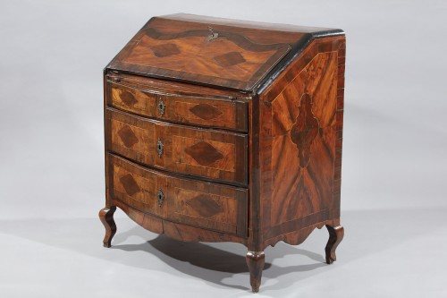 Commode à abattant en placage de noyer et bruyère de noyer, Piémont, XVIIIe siècle - Mobilier Style Louis XV