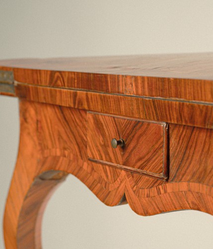 18th century - Folding coffee table veneered in bois de rose, Genoa 18th century