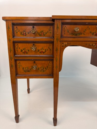 Furniture  - Satinwood desk painted in polychrome, England 19th century
