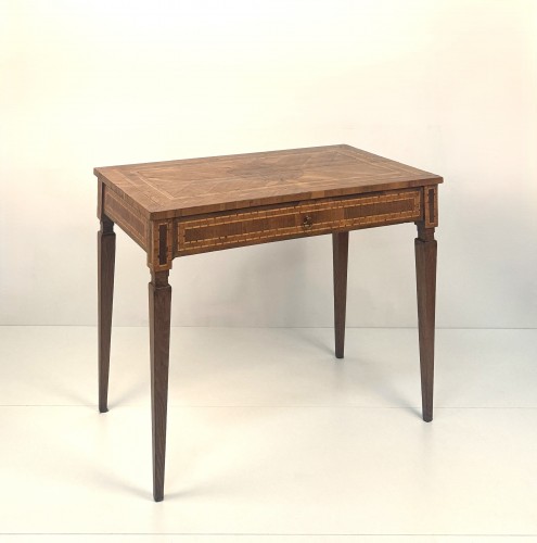 Small desk veneered in different woods, Lombardy late 18th century - Furniture Style Louis XVI