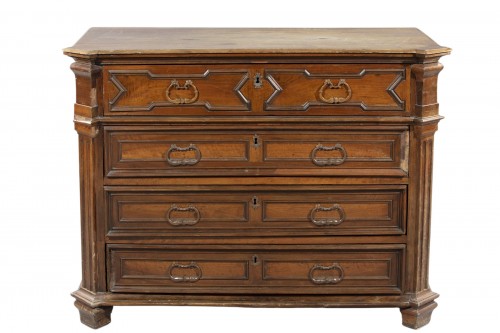 Chest of drawers in walnut, Lombardy 17th century