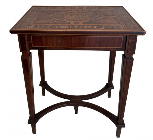 Table d'appoint marquetée en noyer et bois mixte, Lombardie fin du XVIIIe siècle