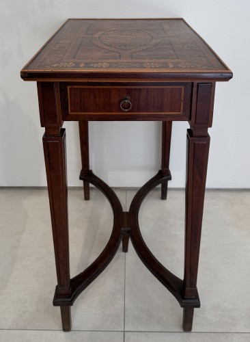 Table d'appoint marquetée en noyer et bois mixte, Lombardie fin du XVIIIe siècle - Mobilier Style Louis XVI