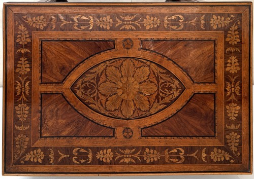 Table d'appoint marquetée en noyer et bois mixte, Lombardie fin du XVIIIe siècle - Antichità Giglio