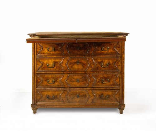 A walnut and burl veneered chest of drawers, Lombardy early 18th century - Furniture Style Louis XIV