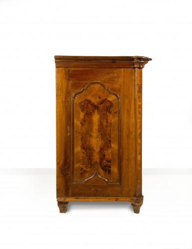 A walnut and burl veneered chest of drawers, Lombardy early 18th century - Louis XIV