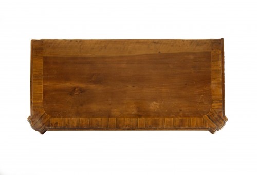 Antiquités - A walnut and burl veneered chest of drawers, Lombardy early 18th century