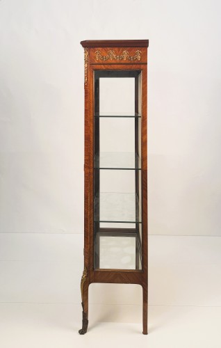 20th century - Showcase veneered in bois de rose, France early 20th century