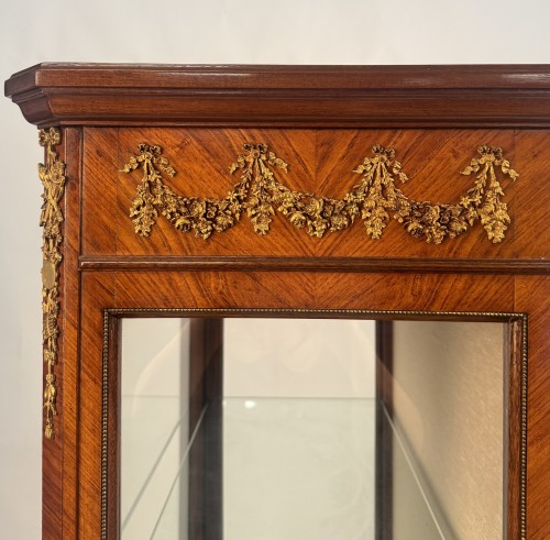 Showcase veneered in bois de rose, France early 20th century - 