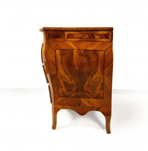 Chest of drawers veneered in carob, walnut, and briar, Modena mid-18th - Furniture Style Louis XV