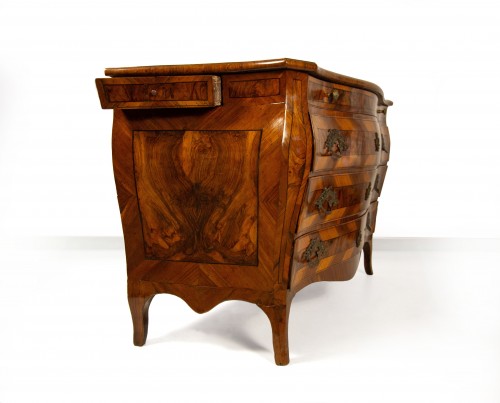 18th century - Chest of drawers veneered in carob, walnut, and briar, Modena mid-18th