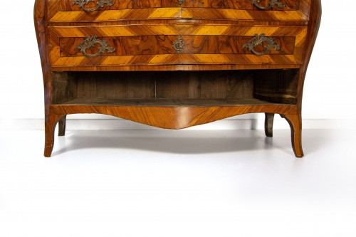Chest of drawers veneered in carob, walnut, and briar, Modena mid-18th - Louis XV