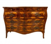 Commode en plaquage de caroubier, de noyer et de bruyère, Modène milieu du XVIIIe siècle