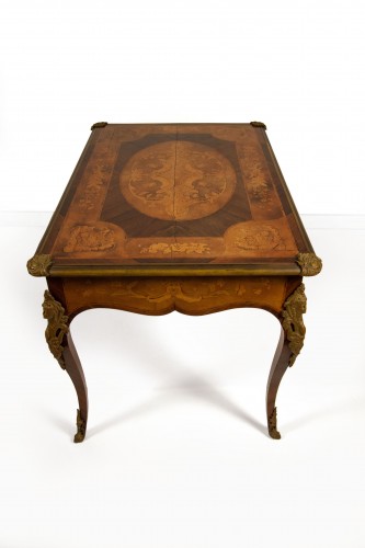 20th century - A desk inlaid with various woods, early 20th century
