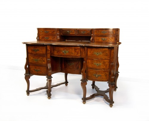 A &quot;Mazarin&quot; desk in walnut and burl veneer, 18th century - Furniture Style 