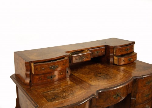 A &quot;Mazarin&quot; desk in walnut and burl veneer, 18th century - 