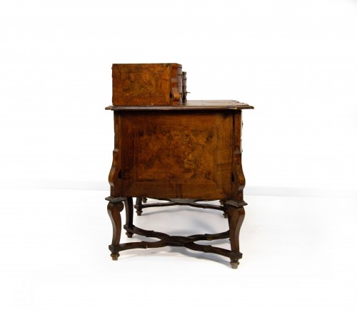 18th century - A &quot;Mazarin&quot; desk in walnut and burl veneer, 18th century