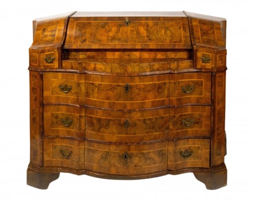 Commode à abattant en noyer et placage de loupe de noyer, Vérone XVIIIe siècle