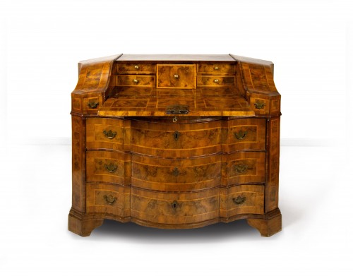 Commode à abattant en noyer et placage de loupe de noyer, Vérone XVIIIe siècle - Mobilier Style Louis XVI