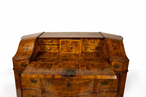 Mobilier Commode - Commode à abattant en noyer et placage de loupe de noyer, Vérone XVIIIe siècle