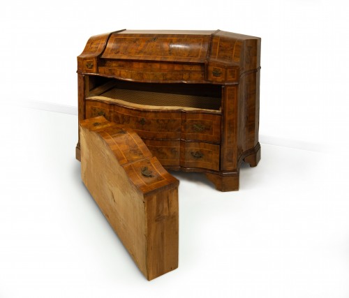 XVIIIe siècle - Commode à abattant en noyer et placage de loupe de noyer, Vérone XVIIIe siècle