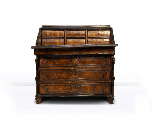 A walnut burl veneered drop-leaf chest of drawers, Lombardy, 18th century - Furniture Style Louis XV