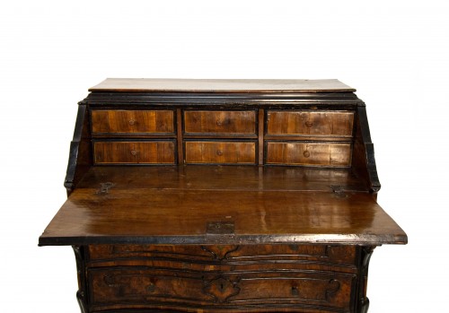 A walnut burl veneered drop-leaf chest of drawers, Lombardy, 18th century - 