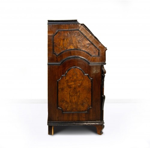 Louis XV - A walnut burl veneered drop-leaf chest of drawers, Lombardy, 18th century