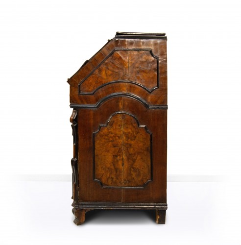 Antiquités - A walnut burl veneered drop-leaf chest of drawers, Lombardy, 18th century