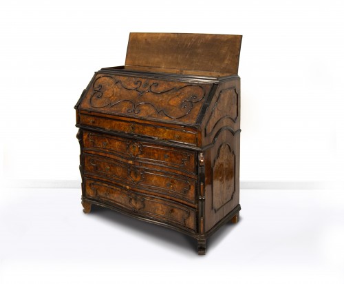 Antiquités - A walnut burl veneered drop-leaf chest of drawers, Lombardy, 18th century