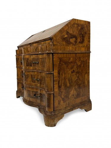 XVIIIe siècle - Commode à abattants en placage de loupe de noyer, Vénétie Ferrare milieu du XVIIIe