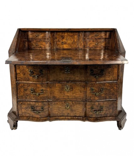 Commode à abattants en placage de loupe de noyer, Modène milieu du XVIIIe siècle