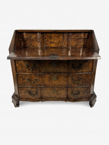 A walnut burl veneered drop-leaf chest of drawers, Modena mid-18th century - Furniture Style Louis XVI