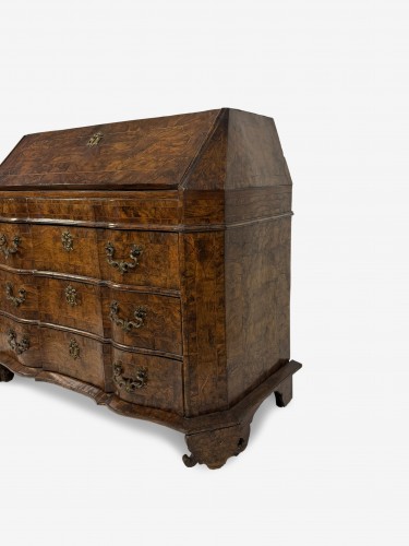 18th century - A walnut burl veneered drop-leaf chest of drawers, Modena mid-18th century