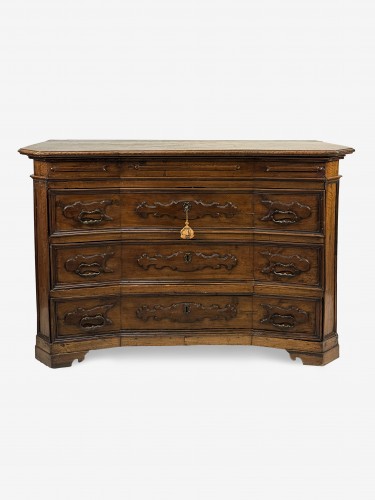 Commode en noyer, Bergame première moitié du XVIIIe siècle - Mobilier Style Louis XV
