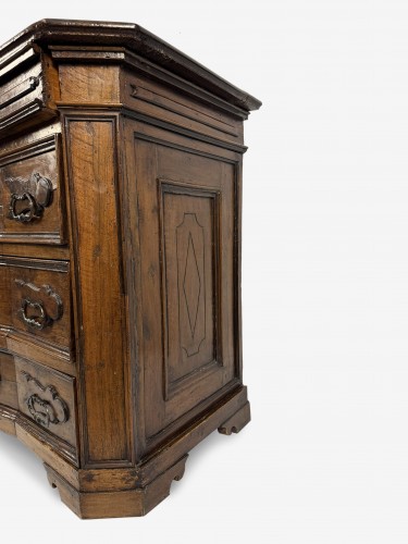 XVIIIe siècle - Commode en noyer, Bergame première moitié du XVIIIe siècle