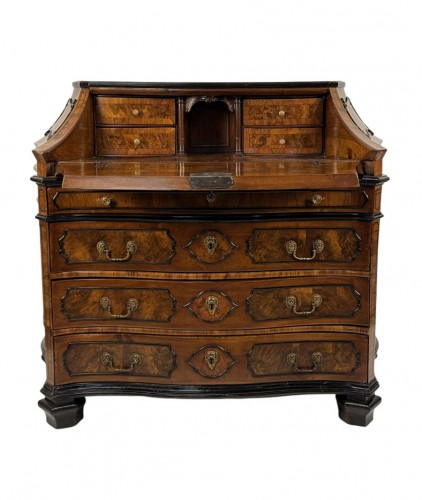 Commode à abattants plaquée de noyer et de loupe de noyer, Lombardie milieu du XVIII