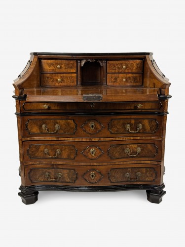 Commode à abattants plaquée de noyer et de loupe de noyer, Lombardie milieu du XVIII - Mobilier Style Louis XV