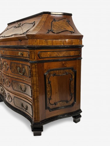 Mobilier Commode - Commode à abattants plaquée de noyer et de loupe de noyer, Lombardie milieu du XVIII