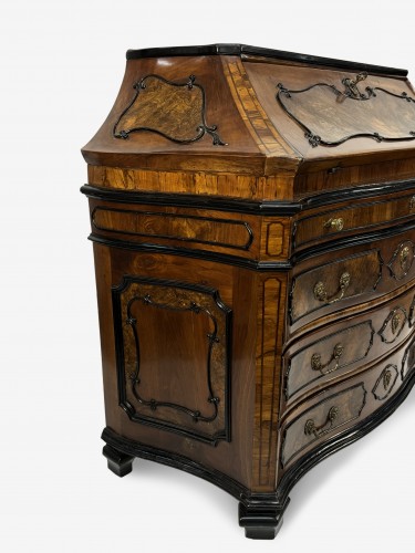 Commode à abattants plaquée de noyer et de loupe de noyer, Lombardie milieu du XVIII - Antichità Giglio
