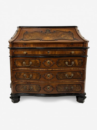 Commode à abattants plaquée de noyer et de loupe de noyer, Lombardie milieu du XVIII - Louis XV
